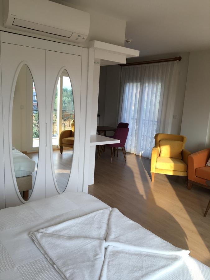 Clementin Suits Siğacık Bagian luar foto