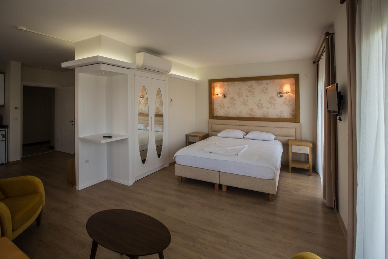 Clementin Suits Siğacık Bagian luar foto