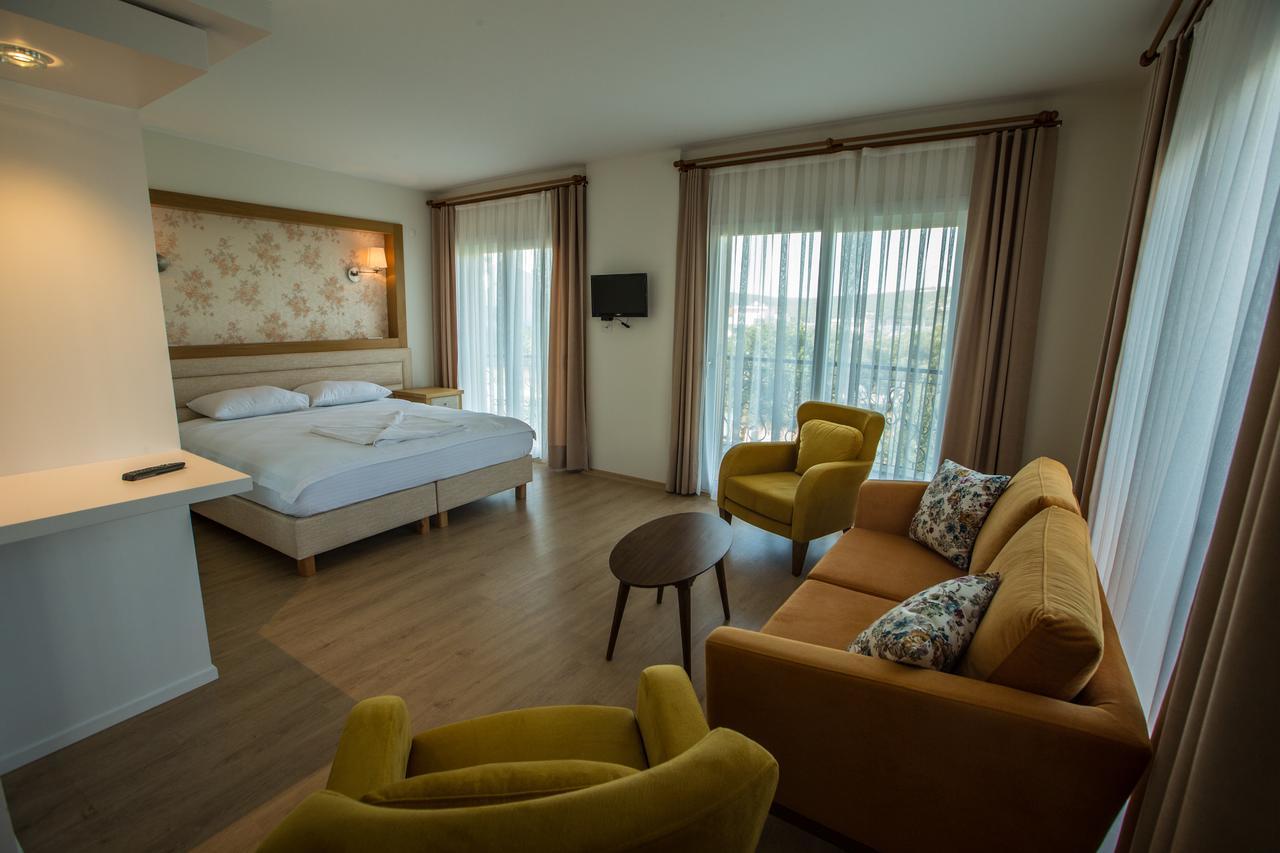Clementin Suits Siğacık Bagian luar foto