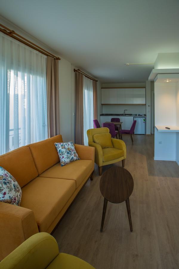 Clementin Suits Siğacık Bagian luar foto