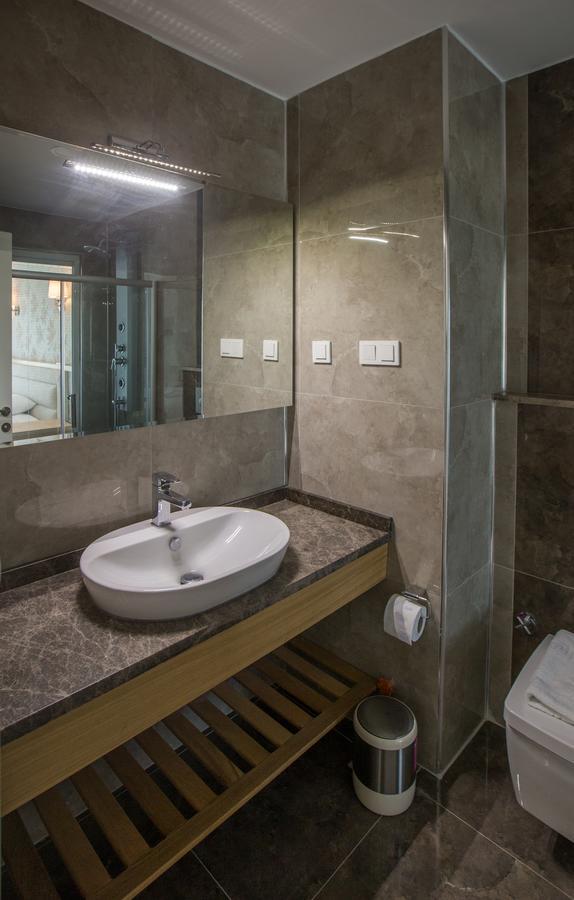 Clementin Suits Siğacık Bagian luar foto
